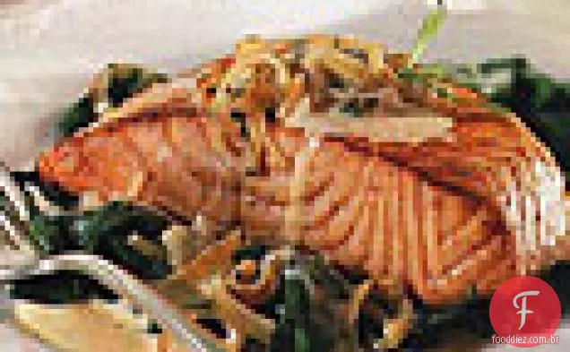 Salmão grelhado no espinafre do bebê