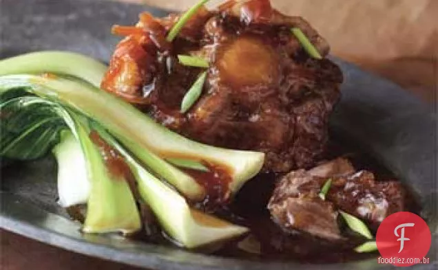 Oxtails refogados com anis estrelado e verdes chineses