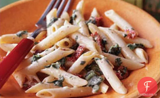 Tomate e espinafre secos ao sol cremoso Penne