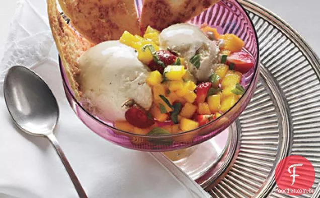 Sorvete de coco-Piloncillo com Chips de tortilha de coco e Salsa de frutas
