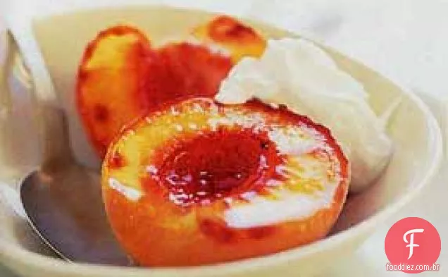 Pêssegos grelhados com Crème Fraîche
