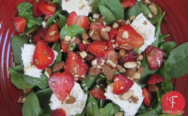 Salada De Espinafre De Morango Com Chevre E Amêndoas
