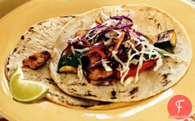 Tacos de frango e vegetais esfregados com especiarias com Slaw de coentro e creme de Chipotle