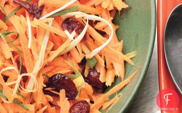 Salada de cenoura e Cranberry com molho de gengibre fresco