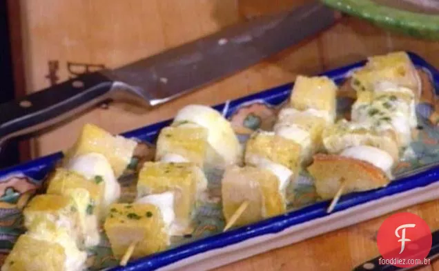 Espetos de mussarela com molho de anchova (Spiedini di Mozzarella)