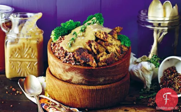 Boa tigela de molho com brócolis e Seitan