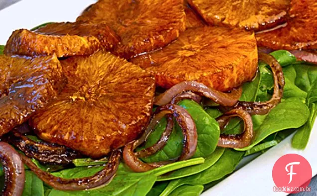 Laranjas, Cebolas Vermelhas Caramelizadas E Espinafre Bebê Em Vi Balsâmico