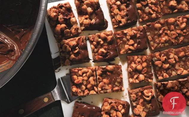 Quadrados De Caramelo De Avelã Mergulhados Em Chocolate