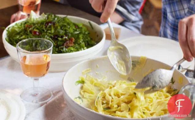 Massa Wonky Do Verão, Salada De Herby, Tartlets Da Gota Da Pera