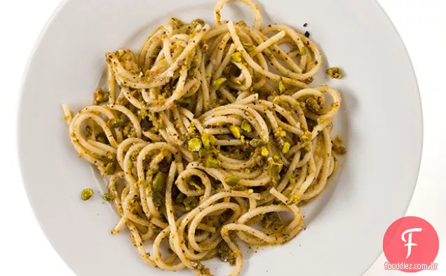 Massa com pistache Pesto
