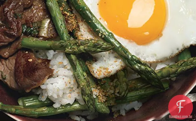 Tigela de arroz coreano com bife, aspargos e ovo frito