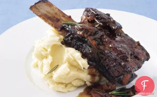 Zinfandel-costelas curtas de Carne Assada com purê de alecrim-pastinaga