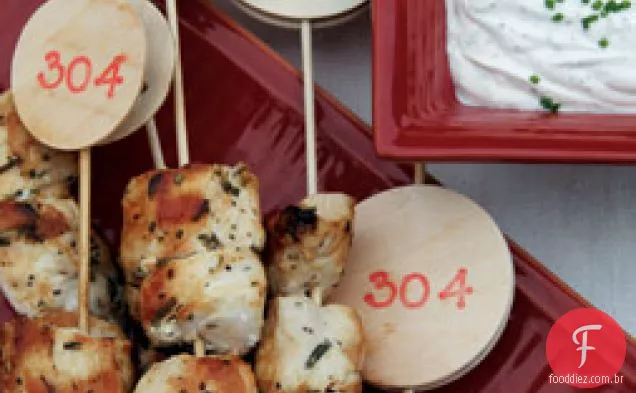 Kebabs de frango marinado com molho de iogurte de pimenta limão