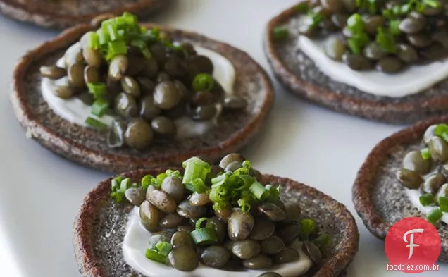 Caviar de lentilha Beluga em Blini