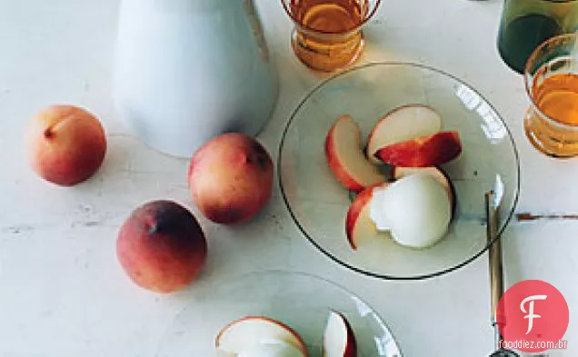 Sorvete de vinho gelado com pêssegos brancos
