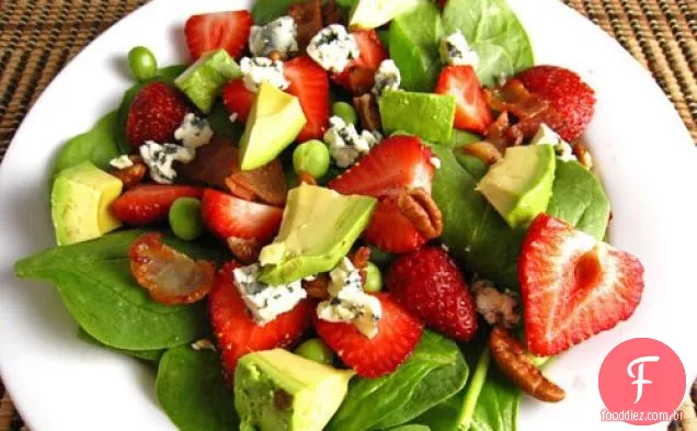 Salada de espinafre com morango e abacate em vinagrete balsâmico de framboesa