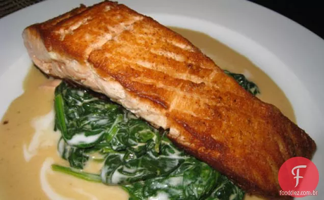 Salmão Grelhado Na Panela Com Espinafre Frito Tailandês
