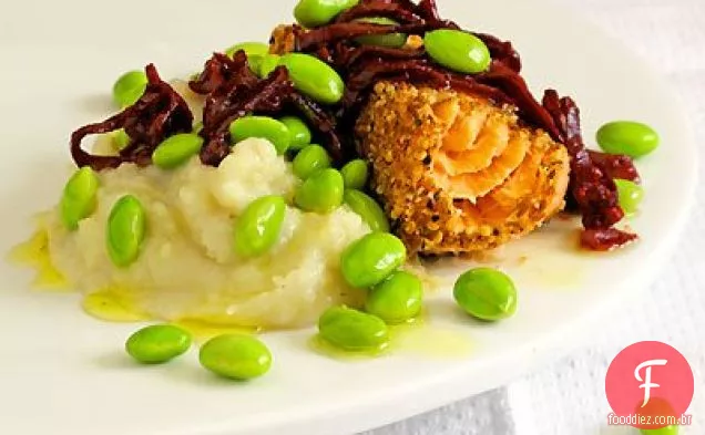 Salmão Temperado Com Chalotas Assadas Com Vinho, Purê De Edamame E Sunchoke