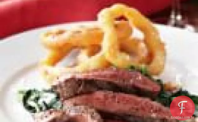Bifes de ferro plano grelhados, Anéis de cebola Semolina e trufa cremosa