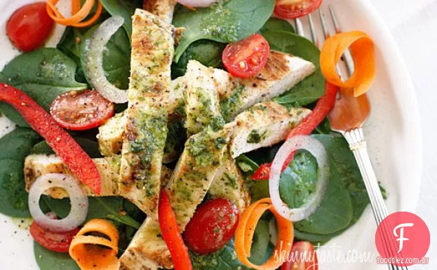 Salada De Espinafre De Frango Grelhado Suculento Com Vinagrete Balsâmico