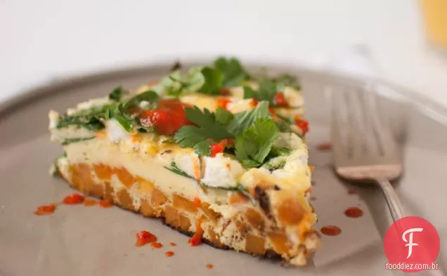 Frittata Do Espinafre Do Bebê Com Crosta Da Mistura Da Batata Doce