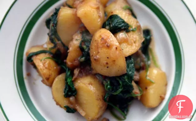 Jantar hoje à noite: espinafre com Batatas douradas