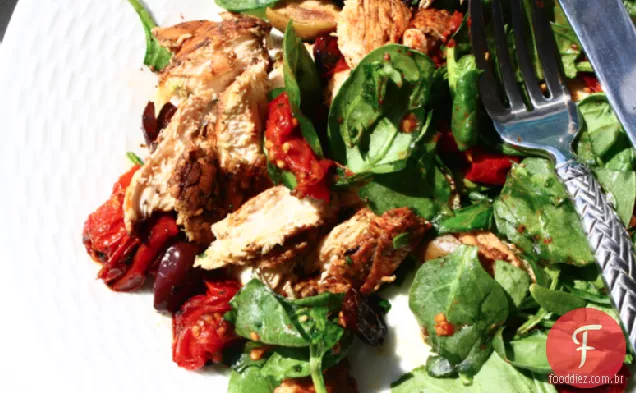Salada De Espinafre Com Frango Balsâmico, Tomate Assado E Grego