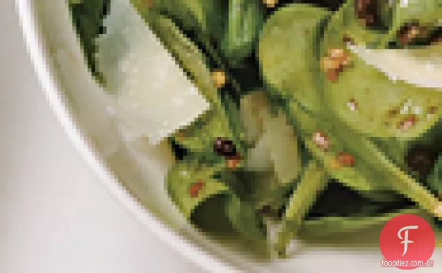 Salada de espinafre com Pecorino, pinhões e groselhas