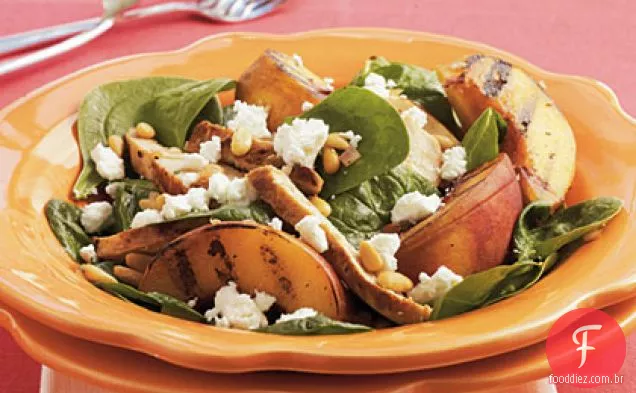 Salada de espinafre grelhado com frango e pêssego com vinagrete de xerez