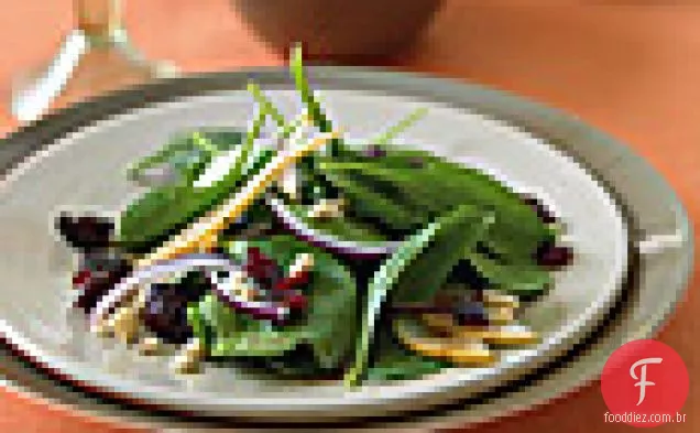 Salada de espinafre com peras Bosc, Cranberries, cebola roxa e avelãs torradas