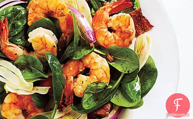 Salada de erva-doce e espinafre com camarão e vinagrete balsâmico