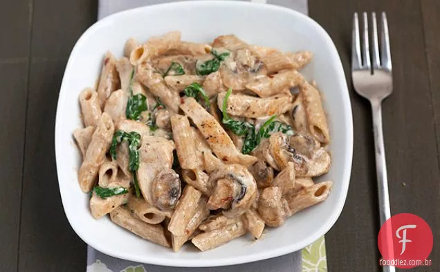 Massa Cremosa De Frango Com Cogumelos E Espinafre