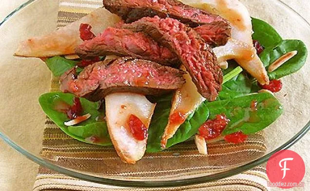 Salada De Espinafre De Inverno Com Peras Assadas, Bife De Flanco E Secas