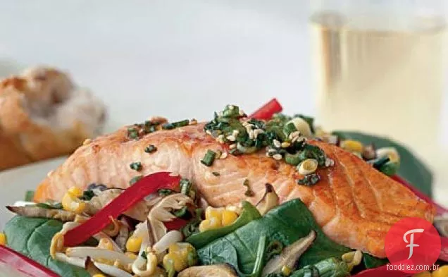 Salada de salmão e espinafre com vinagrete de soja