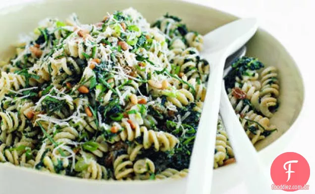 Fusilli com espinafre, Ricota e passas douradas