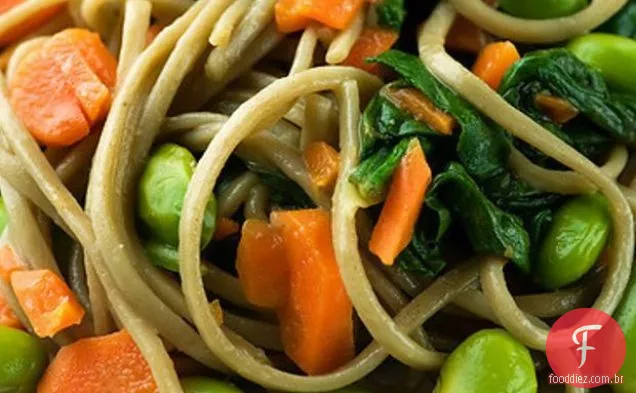 Macarrão Soba Com Edamame, Cenoura E Espinafre