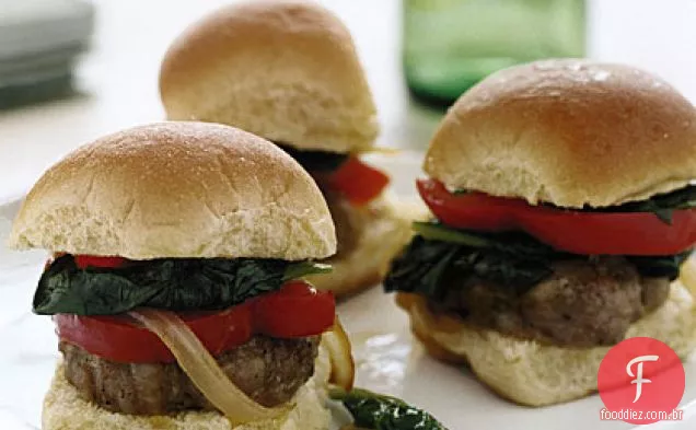 Sliders de salsicha com espinafre e pimentão
