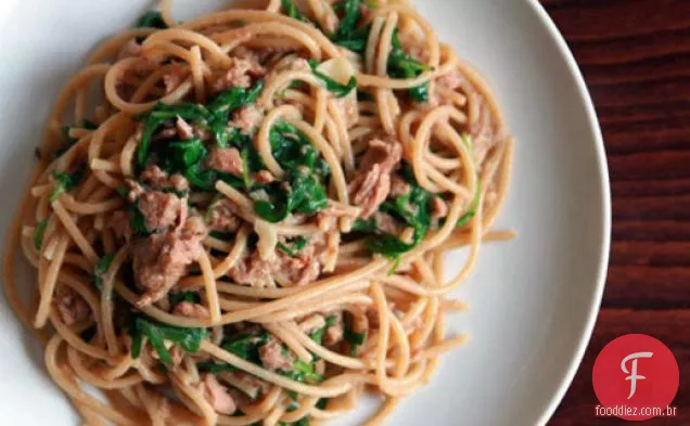 Jantar esta noite: macarrão com atum, rúcula e pimenta