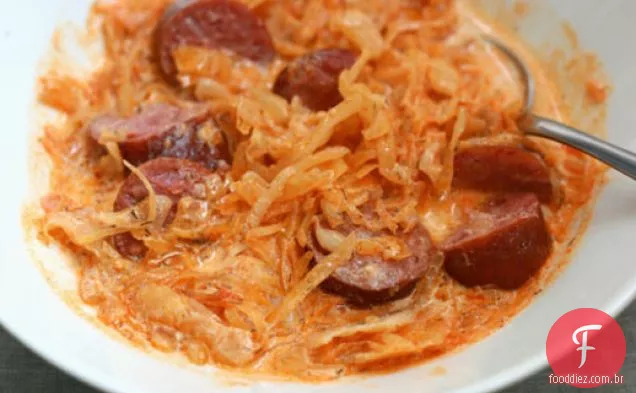 Jantar esta noite: chucrute e Salsicha Paprikash