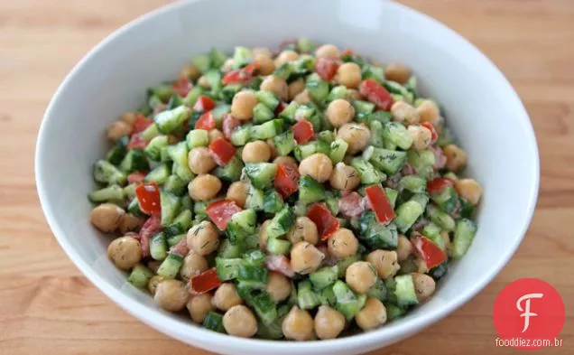 Salada Israelense cremosa com endro