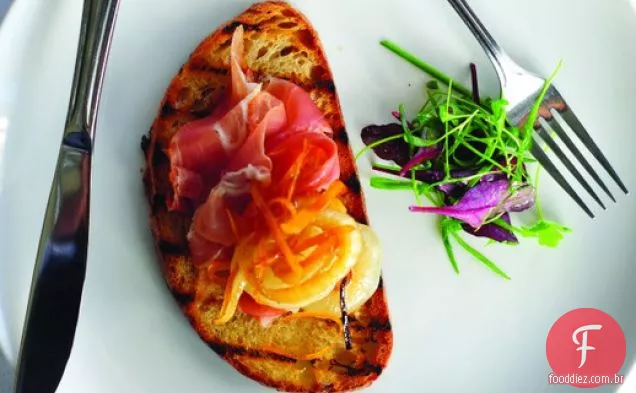 Crostini de Bluestem com Prosciutto e Cipollini quente e doce