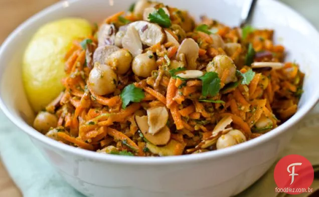 Salada de cenoura e grão de bico com amêndoas fritas