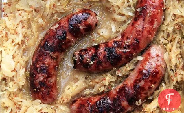 Bratwurst grelhado com cerveja, mostarda e chucrute