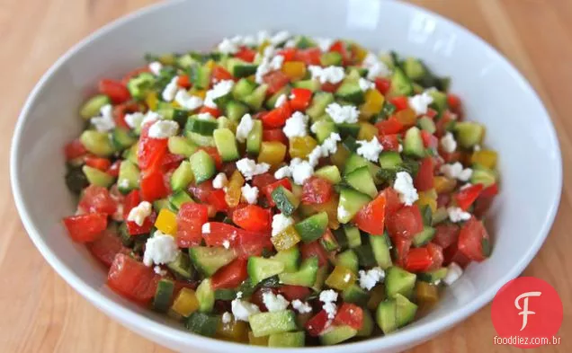 Salada Israelense com queijo Feta e hortelã