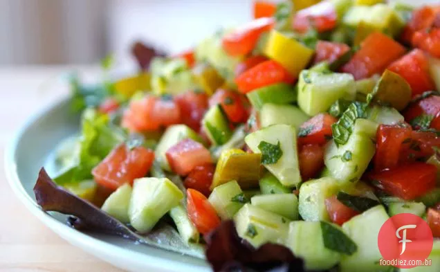 Salada Israelense com picles e hortelã