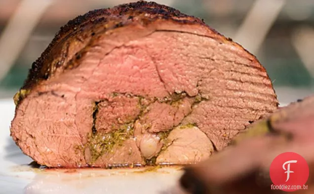 Alho grelhado e hortelã Pesto recheado Perna De Cordeiro