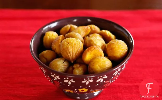 Como assar e descascar castanhas