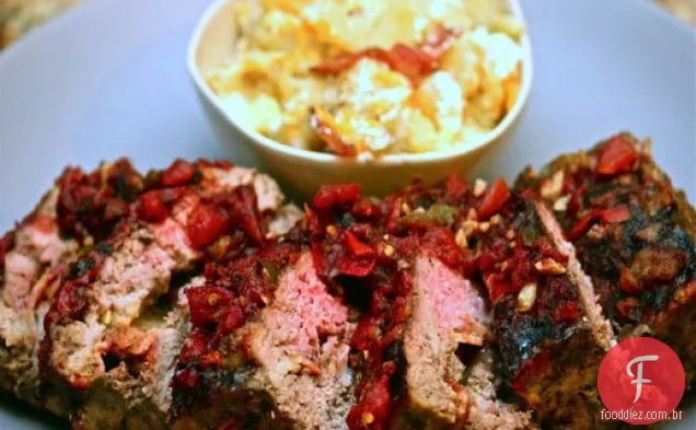 Bacon-e Gouda-bolo de carne recheado com marmelada de tomate e batatas esmagadas carregadas