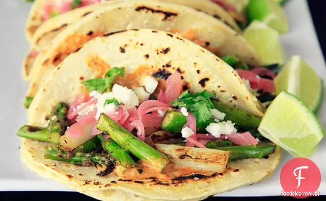 Tacos de aspargos carbonizados com Adobo cremoso e cebola vermelha em conserva