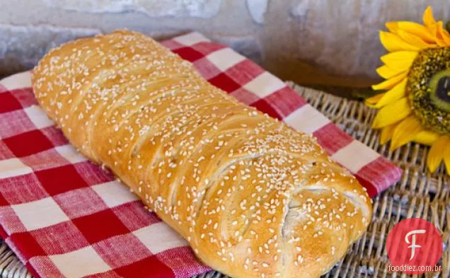 Stromboli com azeitonas, tomates secos ao sol, presunto, salame e queijo